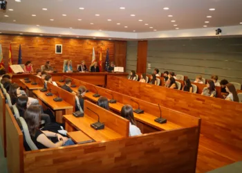 La alcaldesa de Torrent y alumnos Erasmus+ dialogan sobre reciclaje y medio ambiente