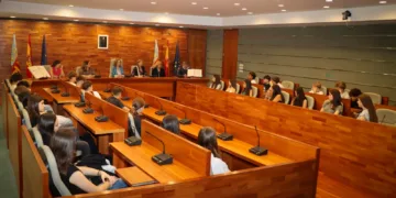 La alcaldesa de Torrent y alumnos Erasmus+ dialogan sobre reciclaje y medio ambiente