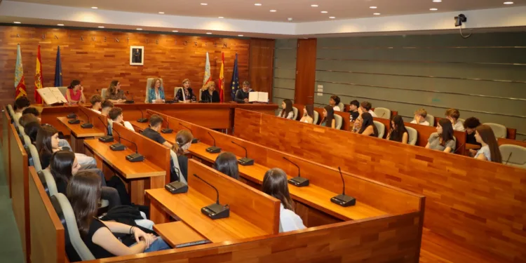 La alcaldesa de Torrent y alumnos Erasmus+ dialogan sobre reciclaje y medio ambiente