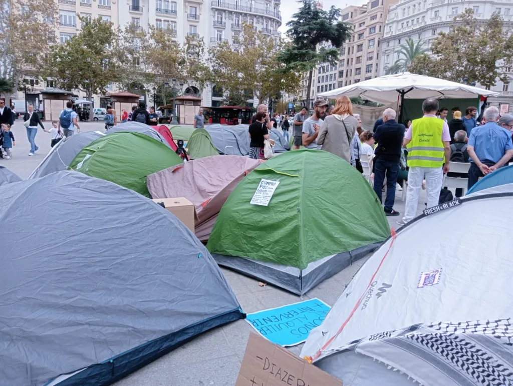 Los 50 acampados en la Plaza de l'Ajuntament de Valencia seguirán en la plaza 3 WhatsApp Image 2024 10 21 at 11.57.06