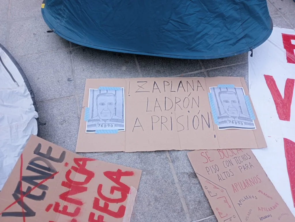 Los 50 acampados en la Plaza de l'Ajuntament de Valencia seguirán en la plaza 6 WhatsApp Image 2024 10 21 at 11.57.07