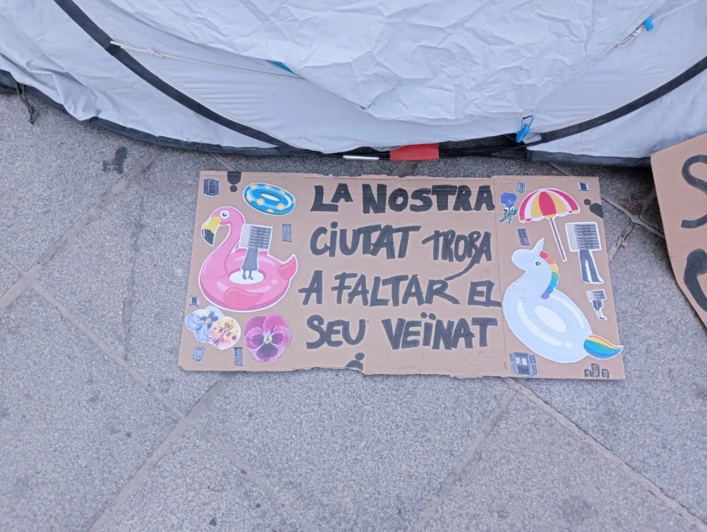 Los 50 acampados en la Plaza de l'Ajuntament de Valencia seguirán en la plaza 7 WhatsApp Image 2024 10 21 at 11.57.071