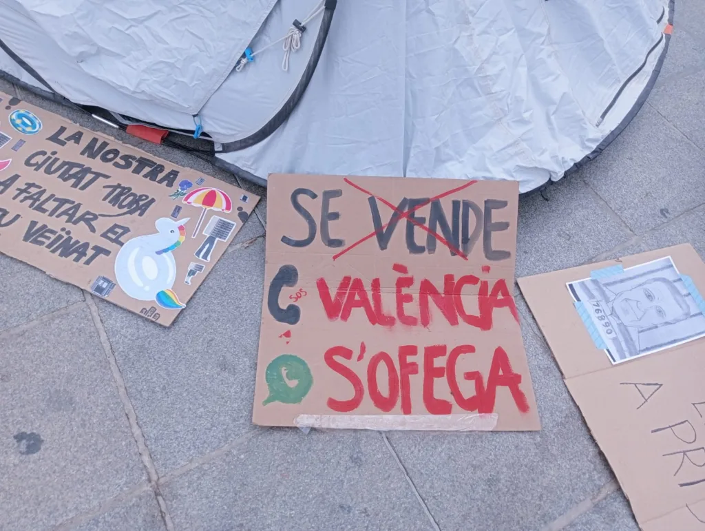 Los 50 acampados en la Plaza de l'Ajuntament de Valencia seguirán en la plaza 4 WhatsApp Image 2024 10 21 at 11.57.072