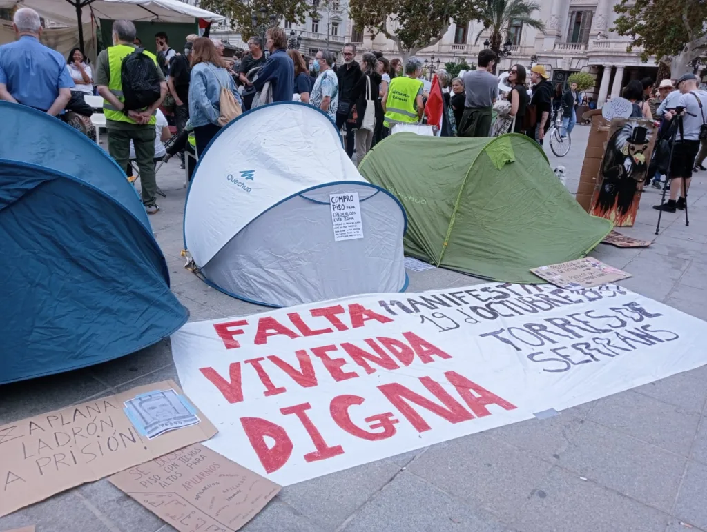 Los 50 acampados en la Plaza de l'Ajuntament de Valencia seguirán en la plaza 5 WhatsApp Image 2024 10 21 at 11.57.31