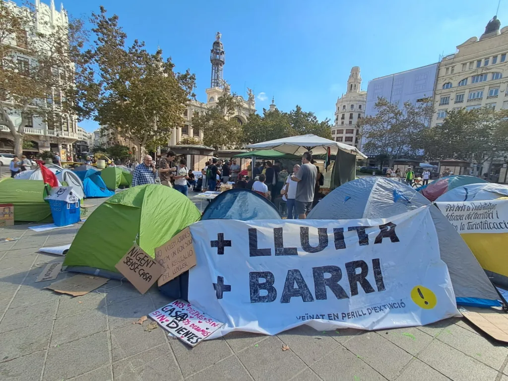 Los 50 acampados en la Plaza de l'Ajuntament de Valencia seguirán en la plaza 2 WhatsApp Image 2024 10 21 at 17.34.26