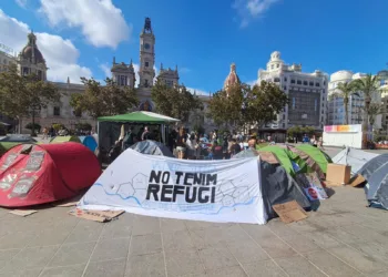 Los 50 acampados en la Plaza de l’Ajuntament de Valencia seguirán en la plaza