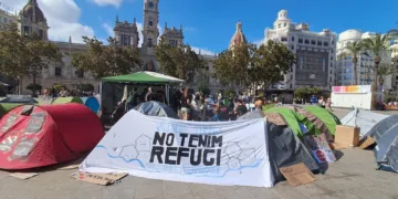 Los 50 acampados en la Plaza de l’Ajuntament de Valencia seguirán en la plaza