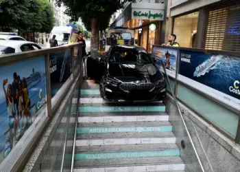 Un conductor detenido tras intentar entrar con su coche en la parada de metro de Colón 3 Un conductor detenido tras intentar entrar con su coche en la parada de metro de Colón
