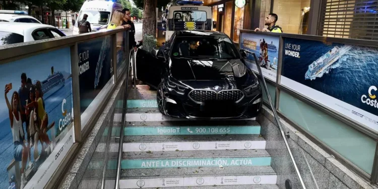 Un conductor detenido tras intentar entrar con su coche en la parada de metro de Colón