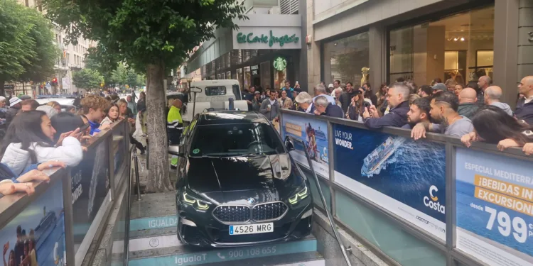 Sacado el coche de la salida del metro de Colón y detenido el conductor que marcaba 0,66 de tasa de alcoholemia 1 Sacado el coche de la salida del metro de Colón y detenido el conductor que marcaba 0,66 de tasa de alcoholemia