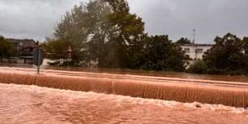 Alerta roja: Inundaciones, carreteras cortadas, metro interrumpido y cierre de parques, cementerios y colegios