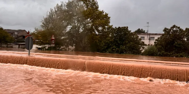 Alerta roja: Inundaciones, carreteras cortadas, metro interrumpido y cierre de parques, cementerios y colegios 1 Alerta roja: Inundaciones, carreteras cortadas, metro interrumpido y cierre de parques, cementerios y colegios