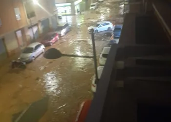 El barranco del Poyo se desborda y anega las calles de Paiporta y Catarroja