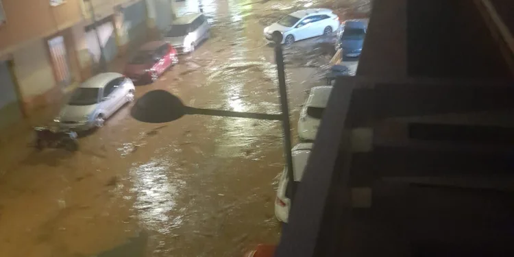 El barranco del Poyo se desborda y anega las calles de Paiporta y Catarroja 1 El barranco del Poyo se desborda y anega las calles de Paiporta y Catarroja