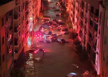 Miles de atrapados esperan ayuda urgente en Valencia y Mazón anuncia personas fallecidas