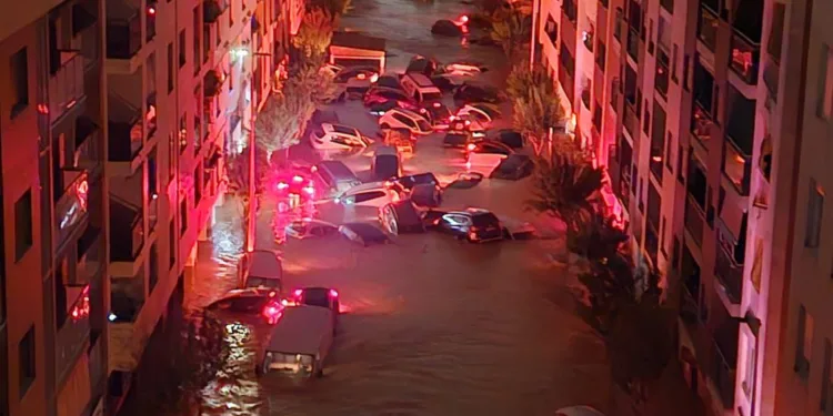 Miles de atrapados esperan ayuda urgente en Valencia y Mazón anuncia personas fallecidas