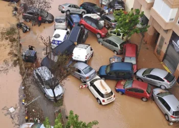 ¿Quiénes pueden recibir indemnizaciones por la DANA y cómo tramitarlas? 3 DANA: 3 días de luto oficial y seguimos con más de 70 carreteras cortadas, 110.000 personas sin luz y muchos sin agua