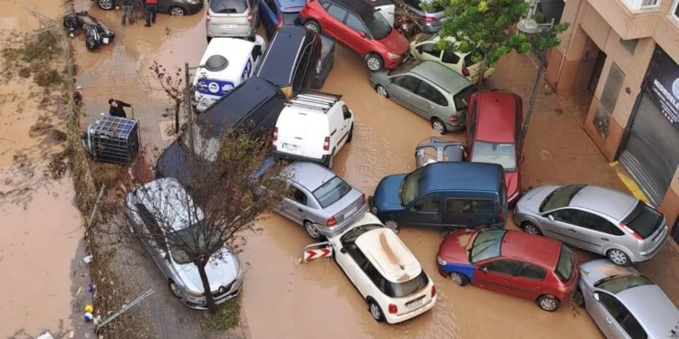 ¿Quiénes pueden recibir indemnizaciones por la DANA y cómo tramitarlas? 1 DANA: 3 días de luto oficial y seguimos con más de 70 carreteras cortadas, 110.000 personas sin luz y muchos sin agua