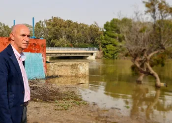 Las compuertas de La Albufera abiertas sigue desaguando al mar miles de metros cúbicos