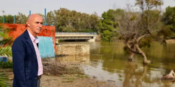 Las compuertas de La Albufera abiertas sigue desaguando al mar miles de metros cúbicos
