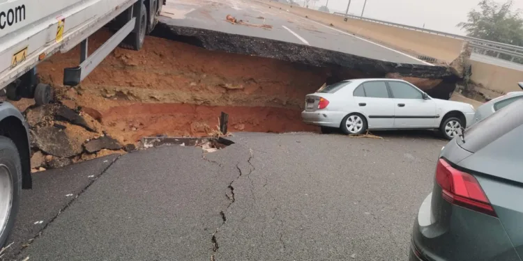 Infraestructuras básicas afectadas: Puentes y viaductos destrozados. Vias de tren arrasadas 1 Infraestructuras básicas afectadas: Puentes y viaductos destrozados. Vias de tren arrasadas