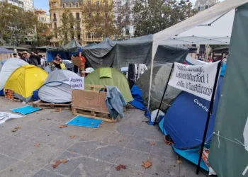 La Acampada por la Vivienda en Valencia se Disuelve para Fortalecer la Movilización Vecinal