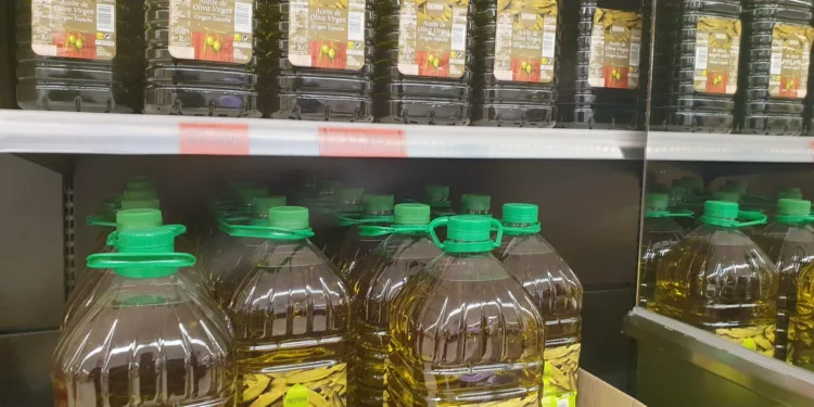 El IVA del aceite de oliva se fija en un 2% hasta final de año: qué implica para los consumidores 1 El IVA del aceite de oliva se fija en un 2% hasta final de año: qué implica para los consumidores