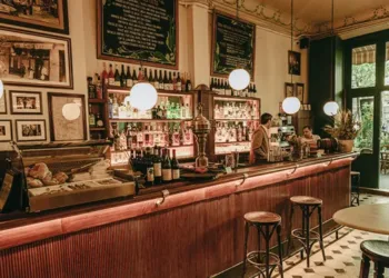 Cinco Bares Icónicos de España que Deberías Visitar al Menos una Vez (uno de ellos en Valencia)