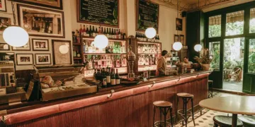 Cinco Bares Icónicos de España que Deberías Visitar al Menos una Vez (uno de ellos en Valencia)
