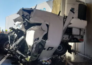 Un Guardia Civil salva la vida de un conductor atrapado en un vehículo en llamas en Massamagrell