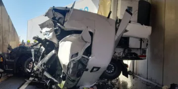 Un Guardia Civil salva la vida de un conductor atrapado en un vehículo en llamas en Massamagrell