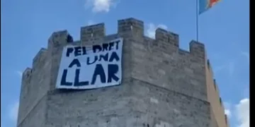 Despliegan una nueva pancarta en las Torres de Serranos
