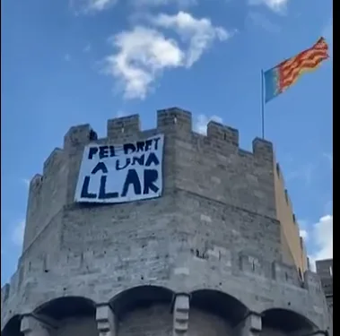 Despliegan una nueva pancarta en las Torres de Serranos 1 Despliegan una nueva pancarta en las Torres de Serranos