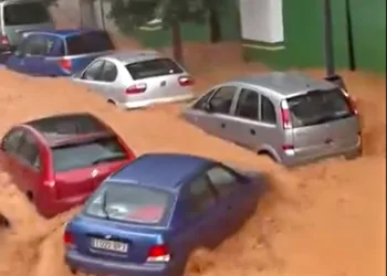 Calles con un metro de agua en Requena y coches arrastrados. Cortadas A3 y N3