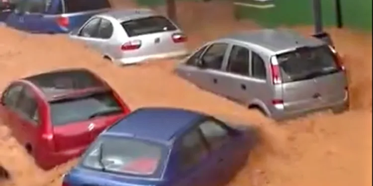 Calles con un metro de agua en Requena y coches arrastrados. Cortadas A3 y N3 1 Calles con un metro de agua en Requena y coches arrastrados. Cortadas A3 y N3