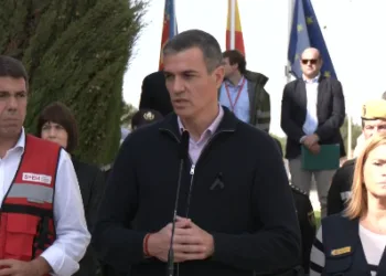 Miles de afectados por la DANA reclaman ayuda urgente: "necesitamos agua y comida ya"