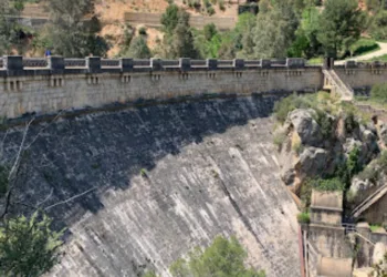 El embalse de Buseo se encuentra situado en el interior de la provincia de Valencia (España), a 50 km al oeste de su capital y a 2,5 km al este del pueblo de Chera, a cuyo municipio pertenece. La obra de la presa está ubicada en el curso del río Reatillo, a la entrada del desfiladero del Tormagal, en una estrecha garganta de tan solo 17 m de anchura, y situada quince kilómetros antes de su desembocadura en el río Turia. Se construyó entre los años 1903 y 1915 en el cauce del río Reatillo sobre una superficie de 60 ha, con una capacidad máxima de 7,5 hm³ y tiene una presa de gravedad. Este embalse está en la cuenca del Júcar y es el único propiedad de la Generalitat Valenciana
