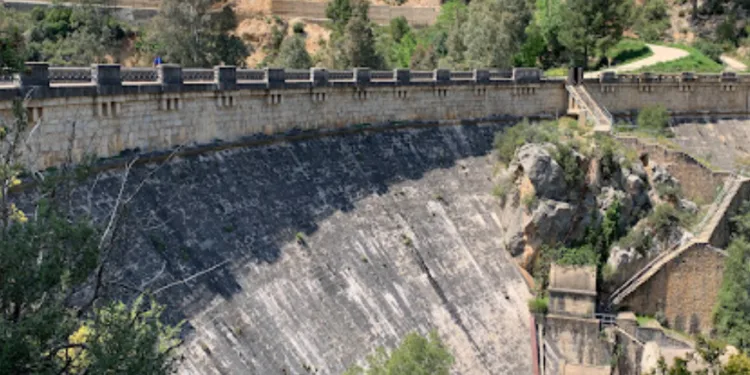 El embalse de Buseo se encuentra situado en el interior de la provincia de Valencia (España), a 50 km al oeste de su capital y a 2,5 km al este del pueblo de Chera, a cuyo municipio pertenece. La obra de la presa está ubicada en el curso del río Reatillo, a la entrada del desfiladero del Tormagal, en una estrecha garganta de tan solo 17 m de anchura, y situada quince kilómetros antes de su desembocadura en el río Turia. Se construyó entre los años 1903 y 1915 en el cauce del río Reatillo sobre una superficie de 60 ha, con una capacidad máxima de 7,5 hm³ y tiene una presa de gravedad. Este embalse está en la cuenca del Júcar y es el único propiedad de la Generalitat Valenciana