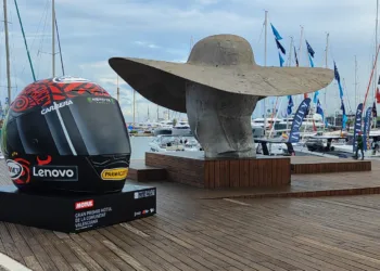 El Circuit llega a Valencia con una exposición de cascos gigantes en su 25 aniversario