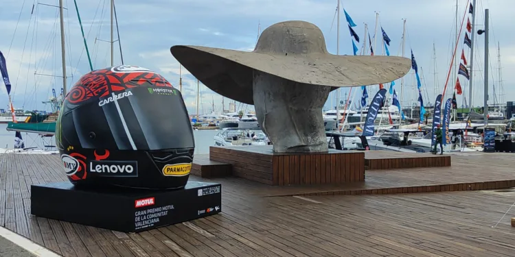 El Circuit llega a Valencia con una exposición de cascos gigantes en su 25 aniversario 1 El Circuit llega a Valencia con una exposición de cascos gigantes en su 25 aniversario