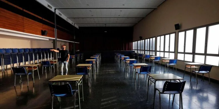 El Ayuntamiento de Cullera suspende las clases y cierra el polideportivo ‘La Partideta’ ante la llegada de la DANA 1 El Ayuntamiento de Cullera suspende las clases y cierra el polideportivo ‘La Partideta’ ante la llegada de la DANA