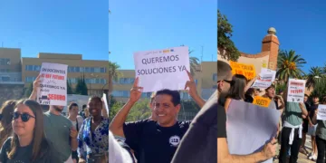 Un centenar de alumnos de FP de Artista Fallero y de Emergencias se concentran ante Educación para pedir profesores