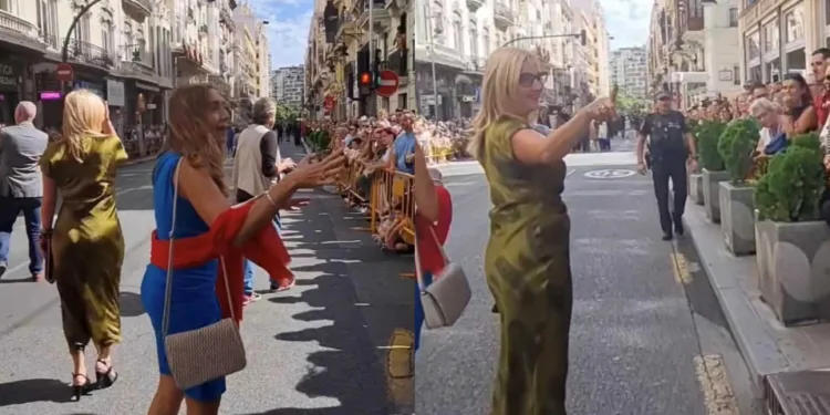 Baldoví y otros cargos de Compromís increpan los pitidos del público en la Processó Cívica 1 Baldoví y otros cargos de Compromís increpan los pitidos del público en la Processó Cívica