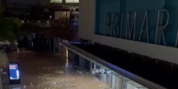 Vídeo: Graves inundaciones en el centro comercial Bonaire: tiendas destrozadas y trabajadores atrapados en las plantas superiores