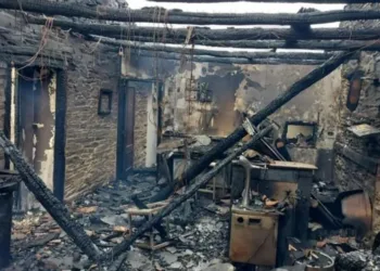 El incendio que destruyó el sueño de dos valencianos en Galicia: ahora luchan por reconstruirlo