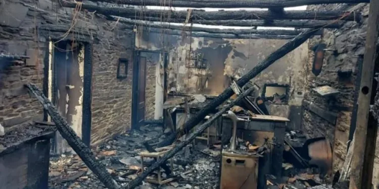 El incendio que destruyó el sueño de dos valencianos en Galicia: ahora luchan por reconstruirlo 1 El incendio que destruyó el sueño de dos valencianos en Galicia: ahora luchan por reconstruirlo