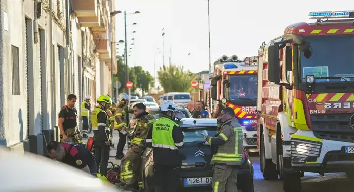 Desalojado un edificio en València tras incendio causado por un patinete eléctrico: once personas asistidas por inhalación de humo 1 Desalojado un edificio en València tras incendio causado por un patinete eléctrico: once personas asistidas por inhalación de humo