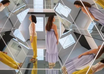 CaixaForum València: un viaje al interior de los espejos para descubrir la ciencia y la percepción