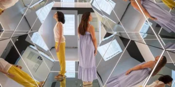 CaixaForum València: un viaje al interior de los espejos para descubrir la ciencia y la percepción