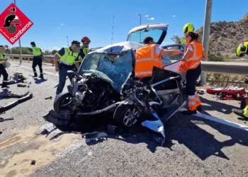 Fallece una joven de 20 años en un accidente tras colisionar su coche contra un camión en Orihuela